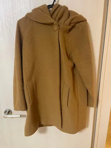 후드 부착 브라운 롱 코트