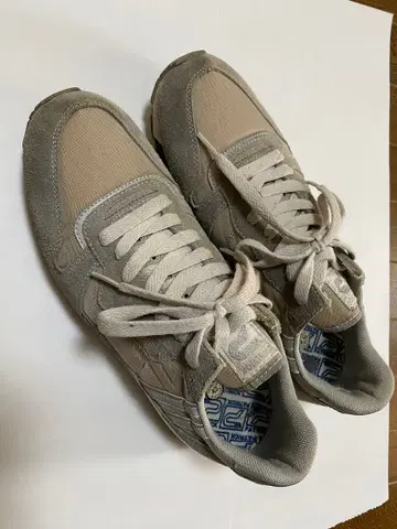 그레이 스웨이드 캔버스 스니커즈