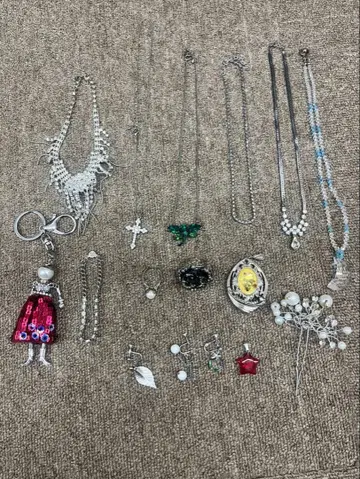 다양한 디자인의 액세서리 세트