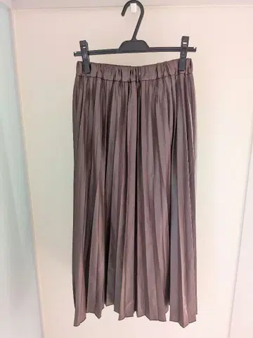 알파벳 알파벳 플리츠 스커트 브라운