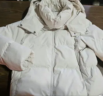 gu 화이트 다운 자켓 후드 부착