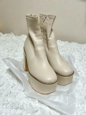 R&E 베이지 하이힐 부츠