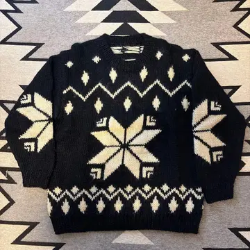 눈꽃 모티브 니트 스웨터