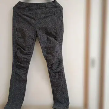 그레이 계열 체크 무늬 캐주얼 팬츠