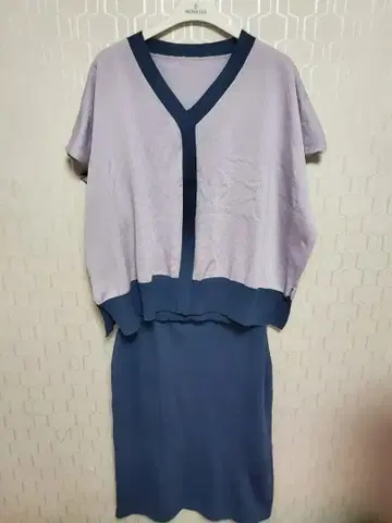 슬리브리스 무릎 기장 원피스 연보라와 다크 네이비