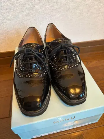 MANU 블랙 에나멜 레이스업 슈즈