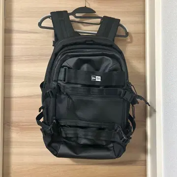 NEW ERA 블랙 백팩