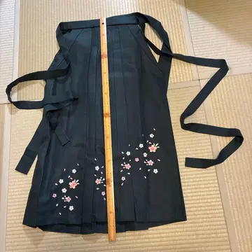 진한 녹색 하카마 벚꽃 자수