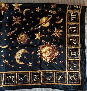 태양과 달 별자리 모티브 우주 패턴 대형 스카프 블랙 x 골드