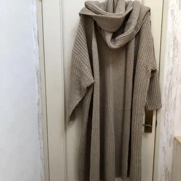 ZARA 크림색 케이블 짜임 머플러 포함 니트와 베이지 롱 가디건