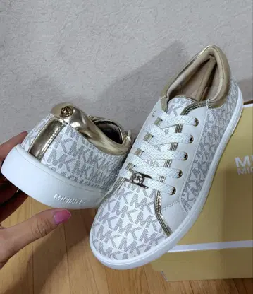 MICHAEL KORS 화이트 골드 스니커즈