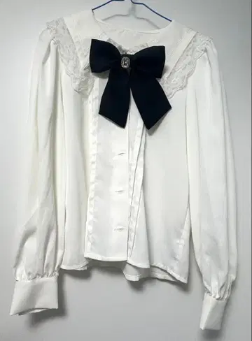 앙크루즈 Ank Rouge 세일러 블라우스 화이트 리본 브로치