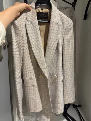 체크 무늬 더블 브레스트 자켓과 팬츠 셋업