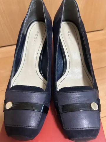 REGAL 네이비 그레이 펌프스 25