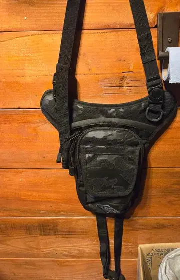 잼즈골드 카모 패턴 블랙 바디백 바이커 바이크