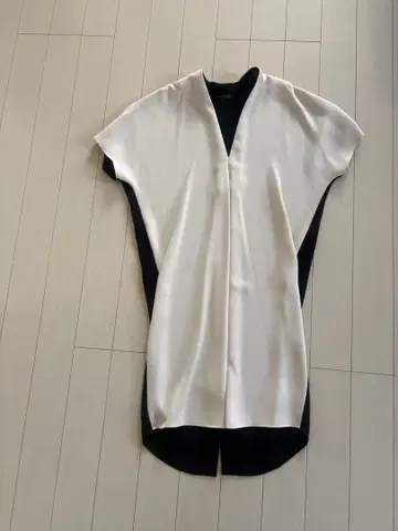 라슈드 AgaV 넥 드레이프 반팔 원피스