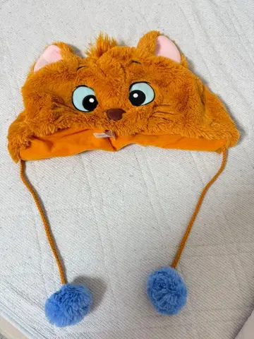 고양이 얼굴 디자인의 오렌지 컬러 모자