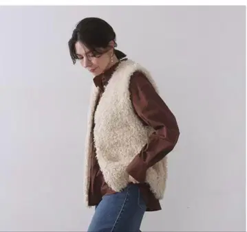 오파크 클립 컬리 인조 모피 베스트 아이보리