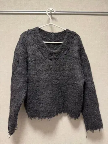 다크 그레이 V넥 플리스 니트