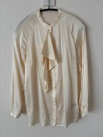 투모로우랜드 컬렉션 실크 새틴 보타이 블라우스 정가 3.3만