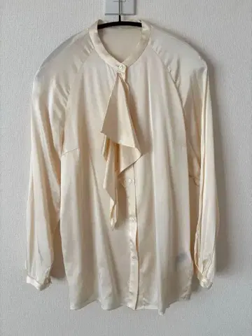 투모로우랜드 컬렉션 실크 새틴 보타이 블라우스 정가 3.3만