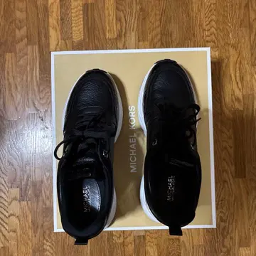 MICHAEL KORS 블랙 스니커즈