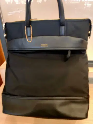 TARGUS 블랙 토트백