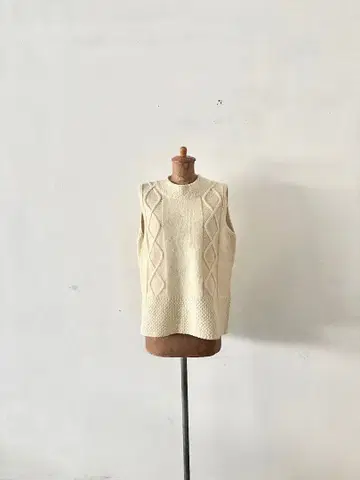 OMNES 셰틀랜드 울 케이블 니트 후 슬릿 베스트