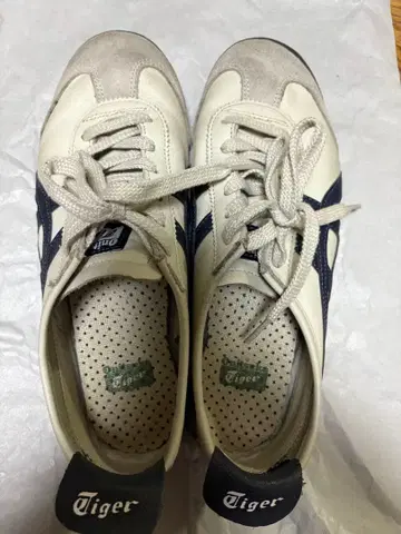 타이거 화이트/네이비 스니커즈