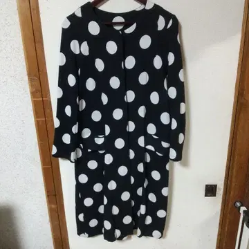 안티카 블랙 화이트 물방울 패턴 롱 코트