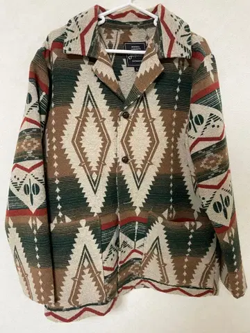 기하학 패턴의 캐주얼 자켓