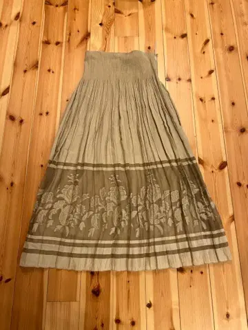 베이지 플레어 스커트 안감 부착