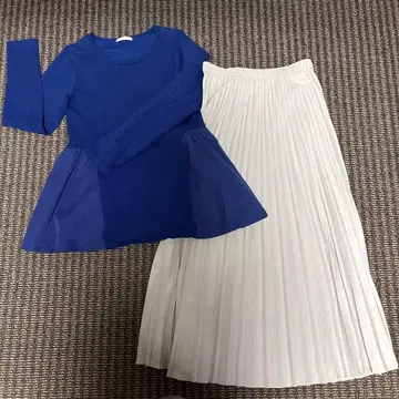 파랑 니트와 화이트 플리츠 스커트 세트