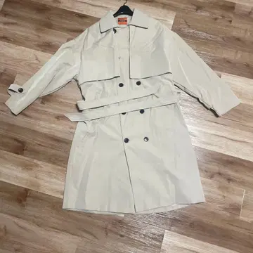 베이지 더블 브레스트 트렌치코트