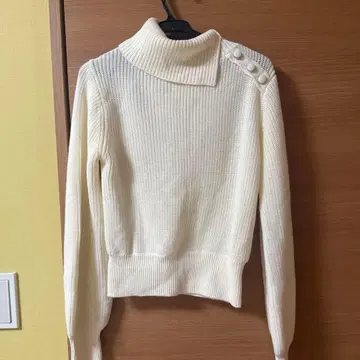 화이트 니트 스웨터 버튼 하이넥