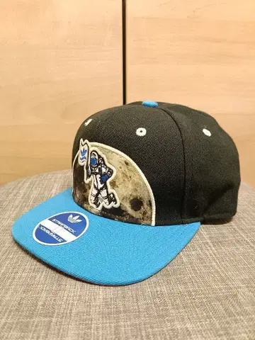 adidas 우주비행사 디자인 캡