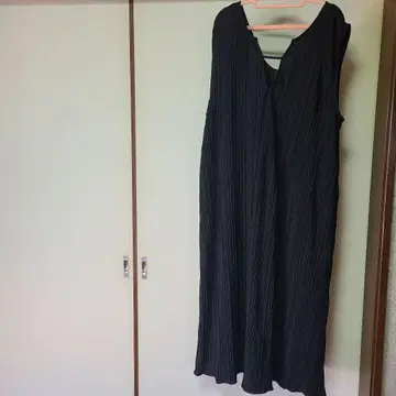 블랙 플리츠 슬리브리스 원피스