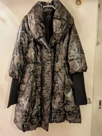 너무 귀여운 소매 리브 절개 벌룬 카모 패턴 코트