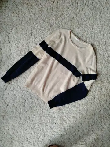 새상품급! blancvert 베이지와 네이비 스트라이프 긴팔 니트