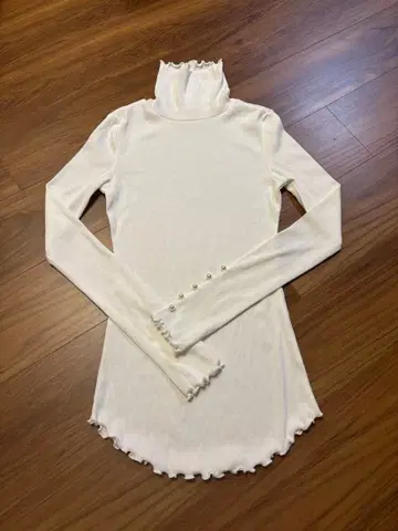 [ 벌스데이 바쉬 ] LOU PEARL SLEEVE TOPS 펄 상의