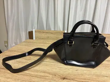 블랙 숄더백 지퍼 포함