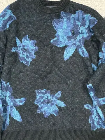 블랙 블루 꽃무늬 패턴 니트 스웨터