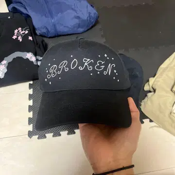 BROKEN 블랙 캡 뉴진스