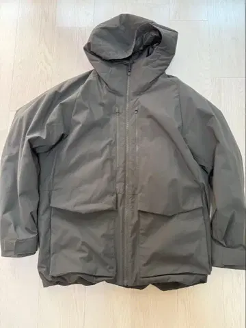 유니클로 화이트 마운티니어링 하이브리드 다운 오버사이즈 파카