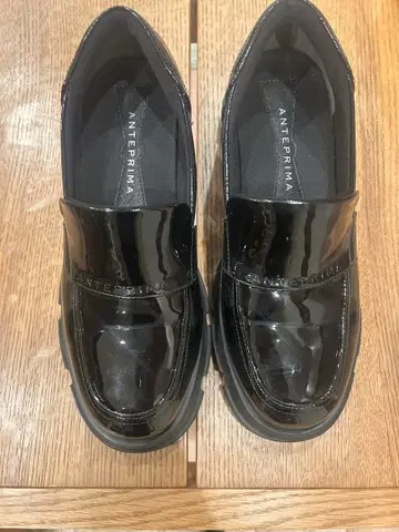 ANTERIMA 블랙 에나멜 로퍼 방수