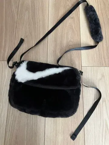 나이키 퍼 숄더백 블랙/화이트