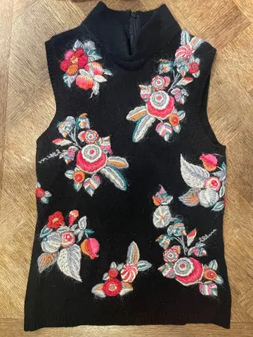 꽃무늬 자수 슬리브리스 니트 블랙