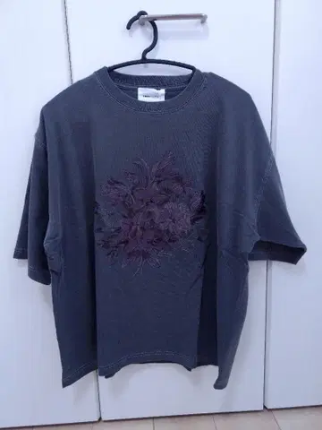 새상품 택 포함 그레이 꽃무늬 프린트 T셔츠 M사이즈