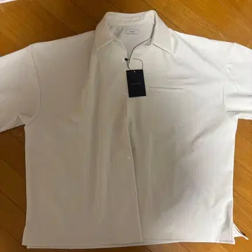 화이트 반팔 셔츠 버튼업