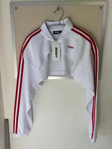 NERDY 화이트 크롭 저리